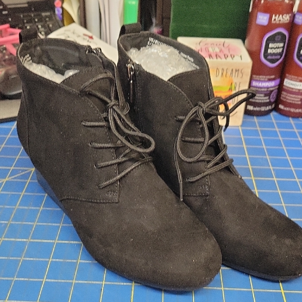 Reaction Kenneth Cole Deka Black Suede Ankle Boots 8M New